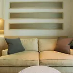 Lux Contemporary Condo By Favstay